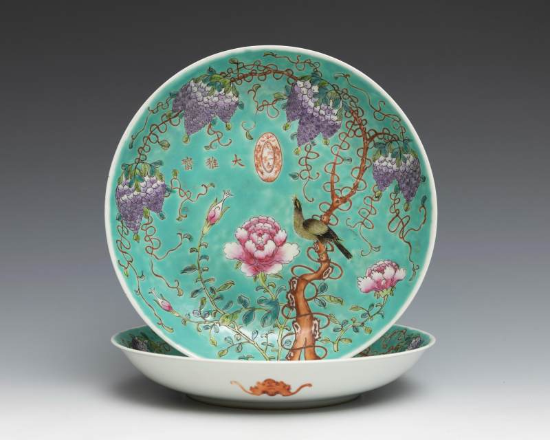 A pair of turquoise-ground Dayazhai famille-rose 'wisteria and bird' dishes - 图2