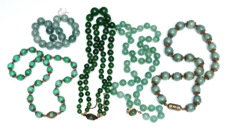 Four jade bead necklaces and one bracelet - 图7