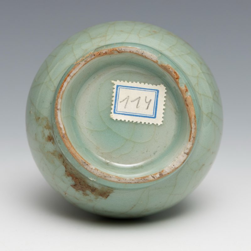 A small Longquan celadon vase - 图5