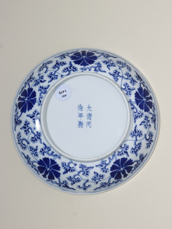 清同治 青花缠枝花卉纹盘 - 图5