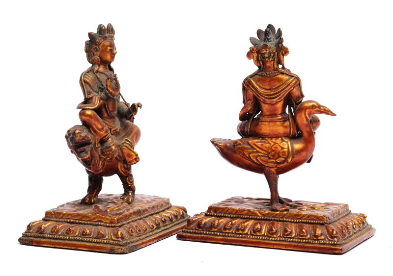 A pair of gilt-lacquered wooden deity figures - 图2