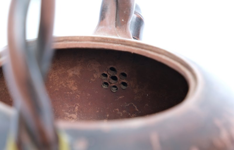 An Yixing zisha clay teapot with bamboo spout and twisted vine handle - 图8