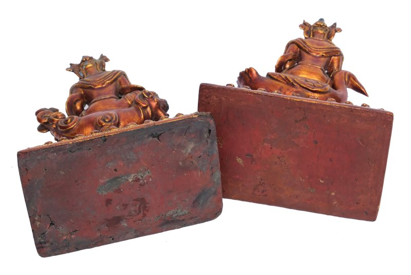 A pair of gilt-lacquered wooden deity figures - 图3