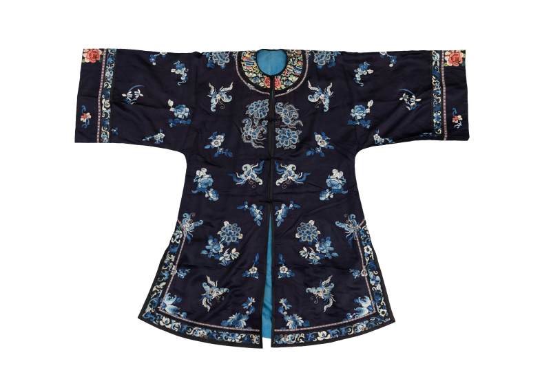 A woman’s dark blue-ground embroidered silk robe with a decoration of flowers and butterflies - 图1
