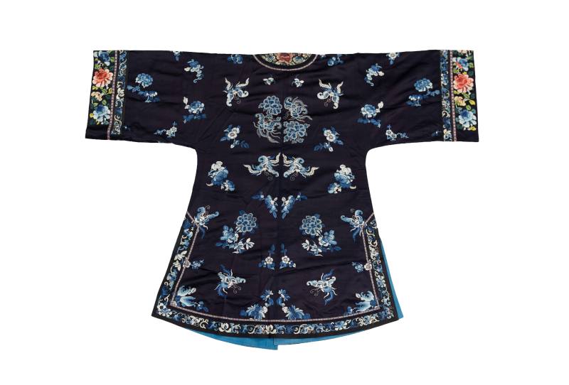 A woman’s dark blue-ground embroidered silk robe with a decoration of flowers and butterflies - 图2