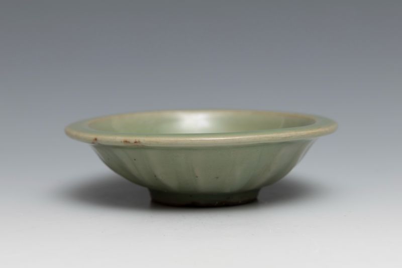 A small Longquan celadon 'twin-fish' dish - 图4