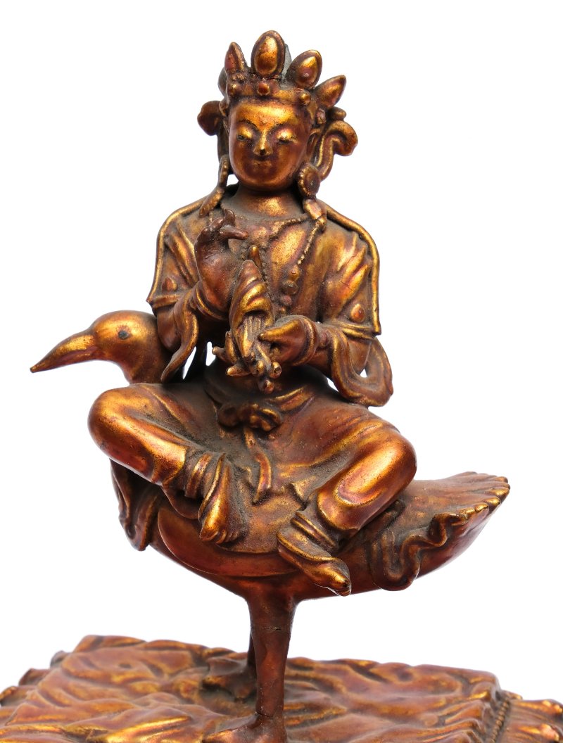 A pair of gilt-lacquered wooden deity figures - 图5