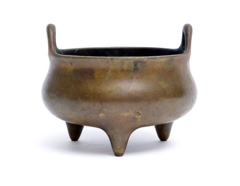 A small bronze tripod censer - 图2