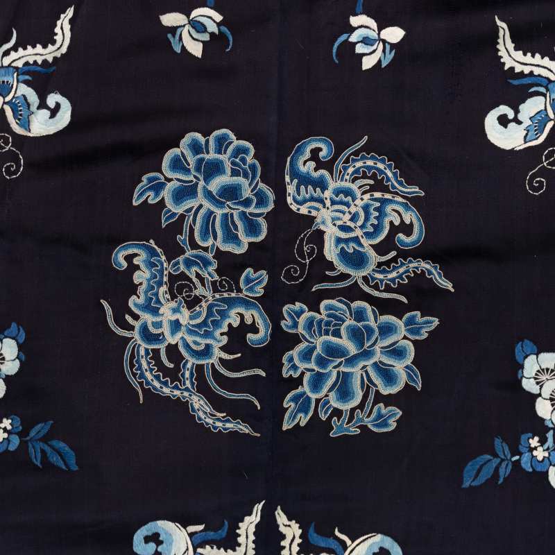 A woman’s dark blue-ground embroidered silk robe with a decoration of flowers and butterflies - 图3