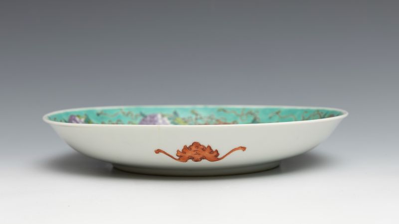 A pair of turquoise-ground Dayazhai famille-rose 'wisteria and bird' dishes - 图8