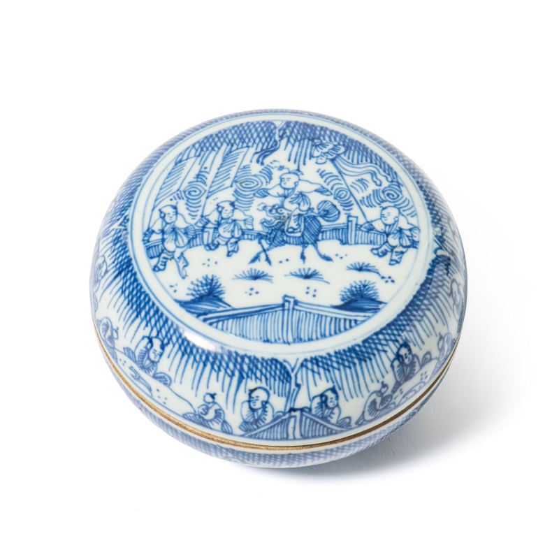 A blue and white 'hundred boys' circular box and cover