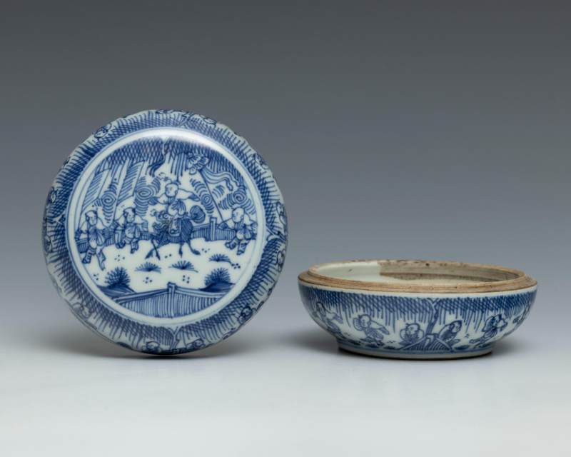 A blue and white 'hundred boys' circular box and cover - 图2