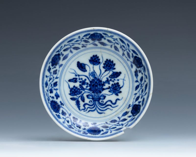 A Ming-style blue and white 'lotus bouquet' dish, Yongzheng mark and of the period (1723-1735) - 图2