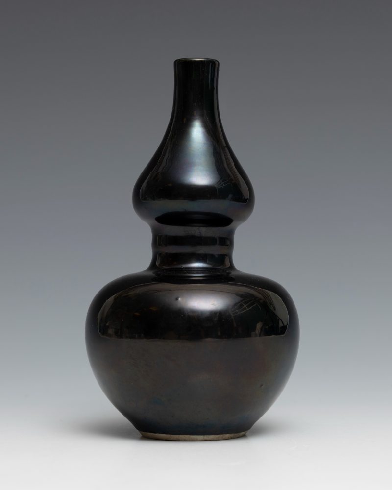 A small black-glazed double-gourd vase - 图2