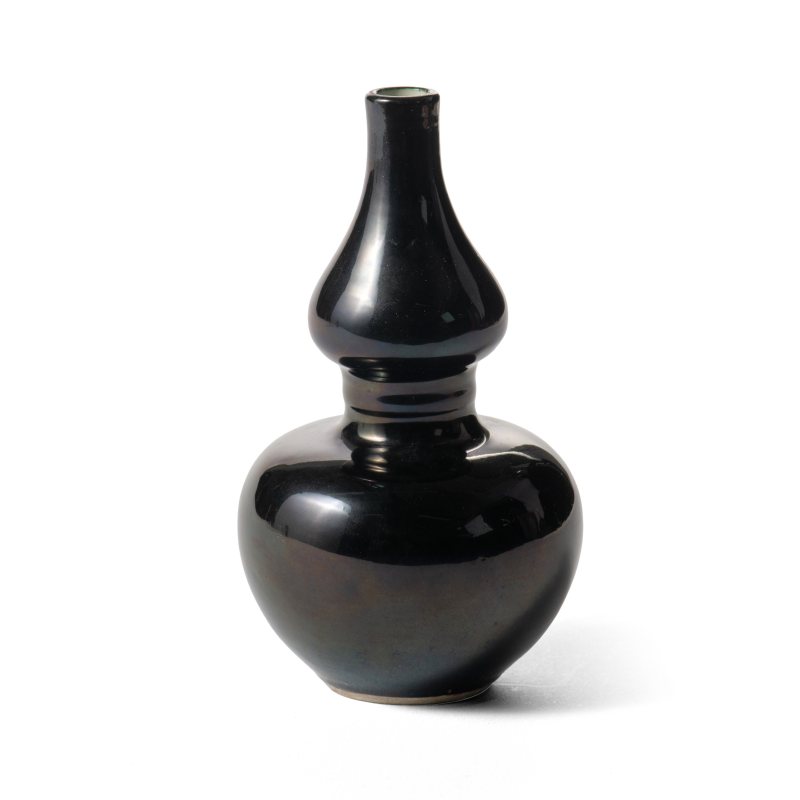 A small black-glazed double-gourd vase