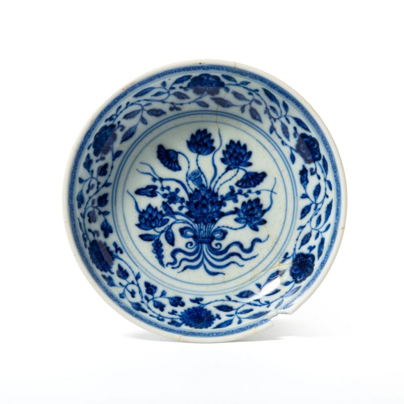 A Ming-style blue and white 'lotus bouquet' dish, Yongzheng mark and of the period (1723-1735) - 图1