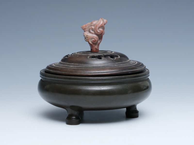 A bronze tripod censer with wooden cover - 图3
