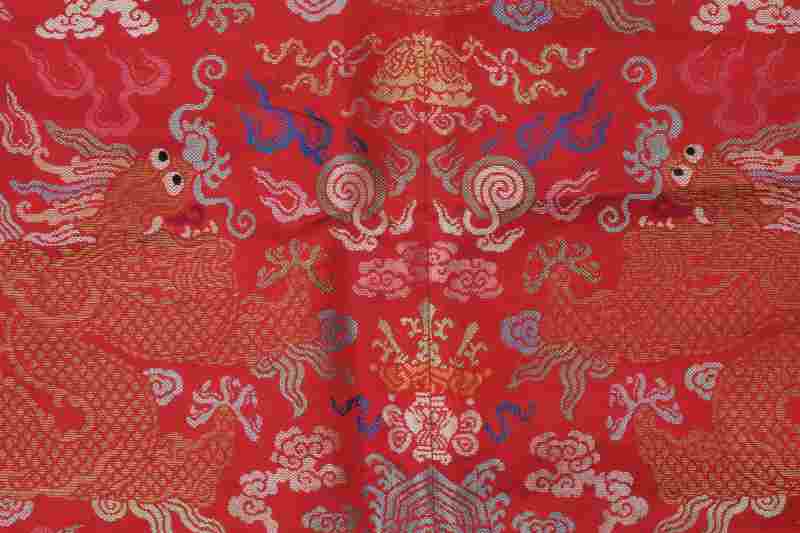 A red-ground silk brocade dragon robe, Mangao - 图9