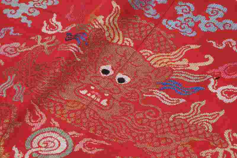 A red-ground silk brocade dragon robe, Mangao - 图10