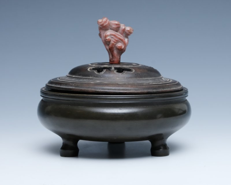 A bronze tripod censer with wooden cover - 图4