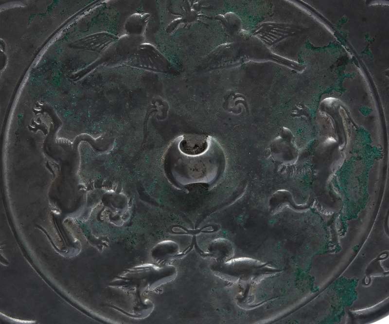 A large bronze ‘Lions and Birds’ mirror - 图4