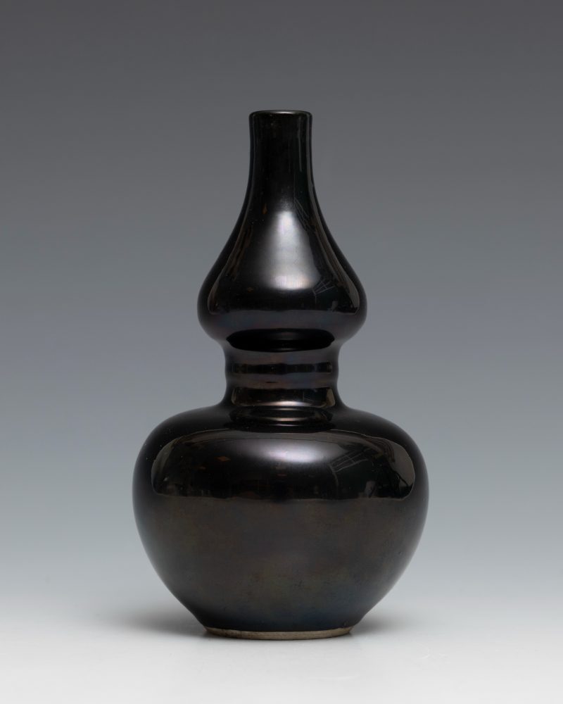 A small black-glazed double-gourd vase - 图3