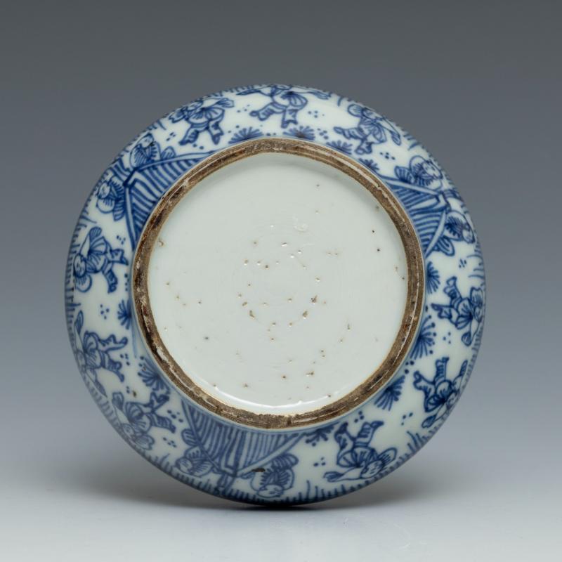 A blue and white 'hundred boys' circular box and cover - 图6