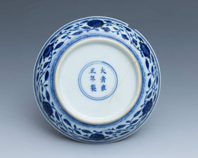 A Ming-style blue and white 'lotus bouquet' dish, Yongzheng mark and of the period (1723-1735) - 图3