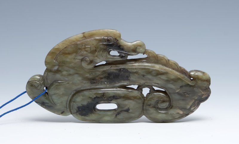 A greyish-green jade dragon-form pendant - 图2