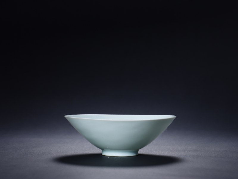 清乾隆 仿宋影青釉暗刻双龙赶珠纹斗笠盏
