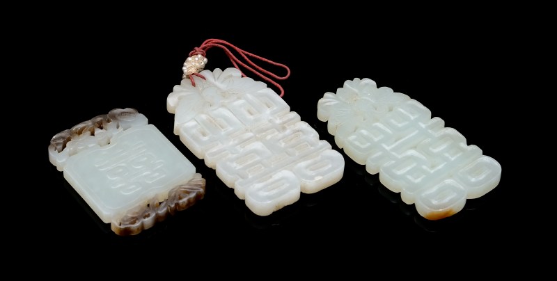 Three celadon jade 'Shou' pendant plaques - 图2