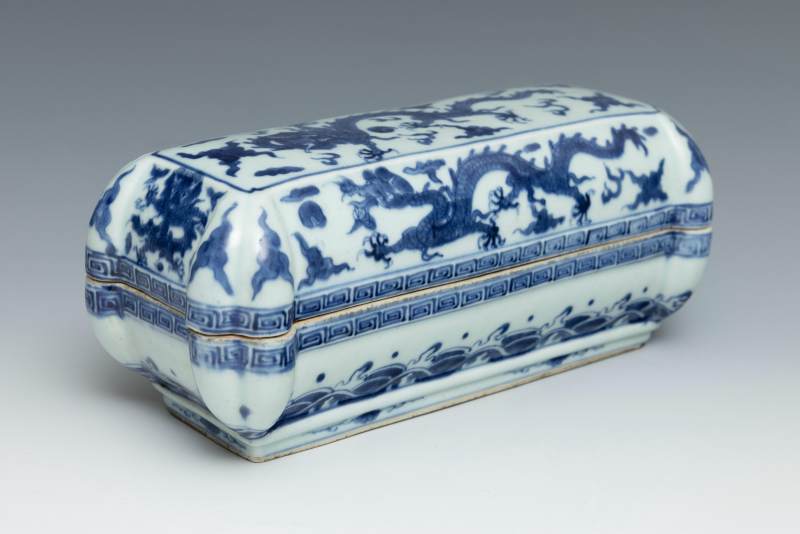 A blue and white 'dragon' pen box and cover, Wanli mark but of later period - 图2