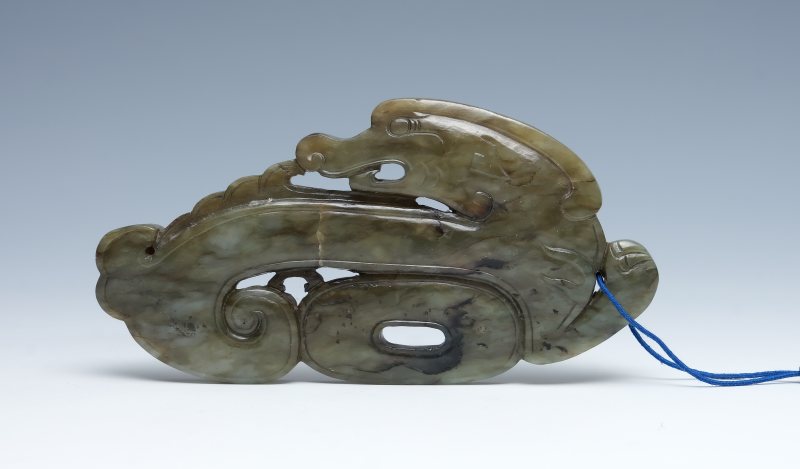 A greyish-green jade dragon-form pendant - 图3