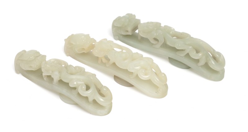 Three large pale celadon jade 'dragon' belt hooks - 图1