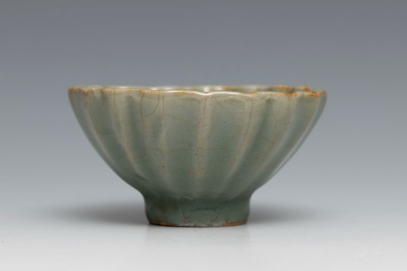 A small celadon 'lotus' cup - 图3