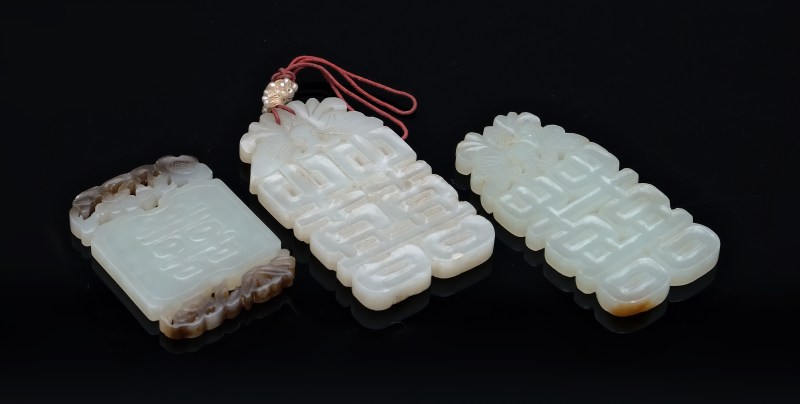 Three celadon jade 'Shou' pendant plaques - 图3