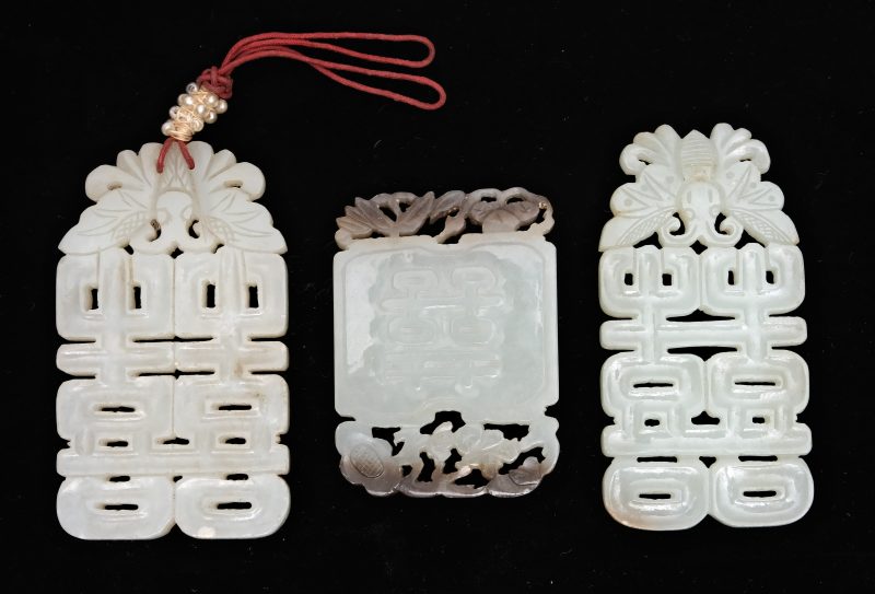 Three celadon jade 'Shou' pendant plaques - 图4