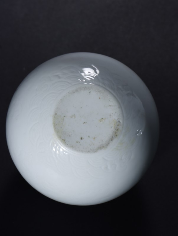 清 白釉暗刻海水云龙纹水盂 - 图5