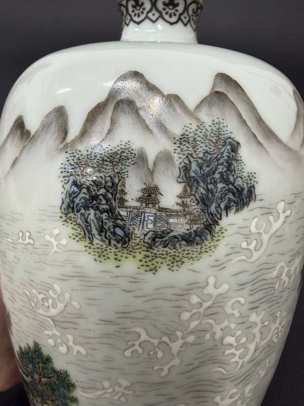 民国 粉彩通景山水人物图梅瓶 - 图21