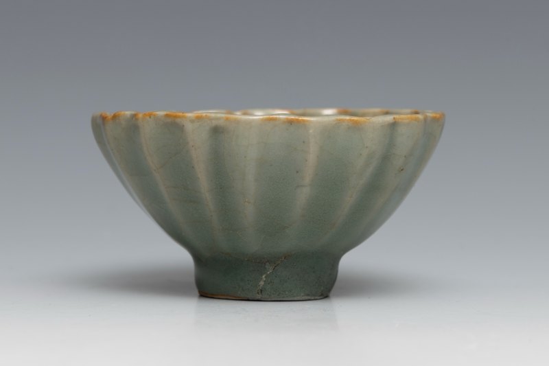 A small celadon 'lotus' cup - 图2