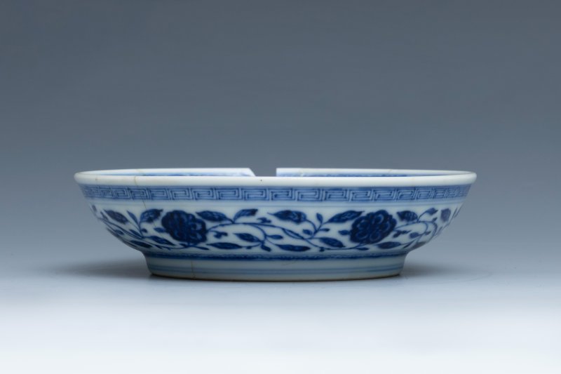 A Ming-style blue and white 'lotus bouquet' dish, Yongzheng mark and of the period (1723-1735) - 图5