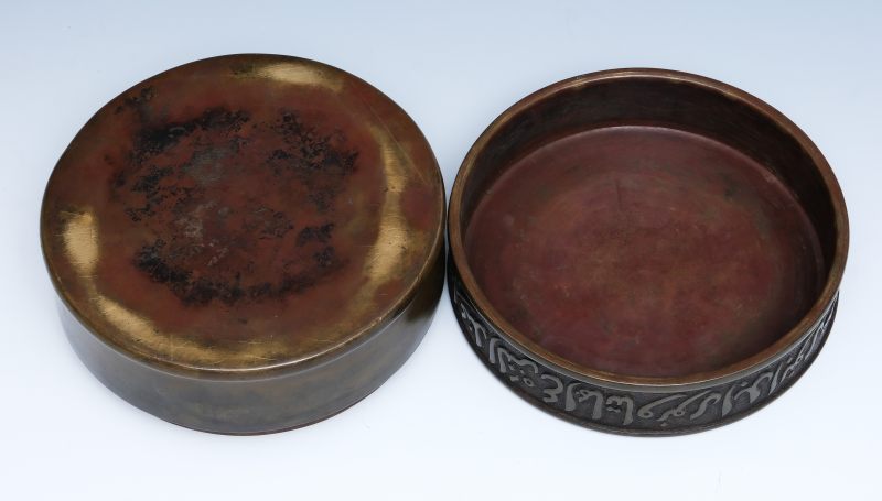 A bronze box and cover with Arabic script - 图4