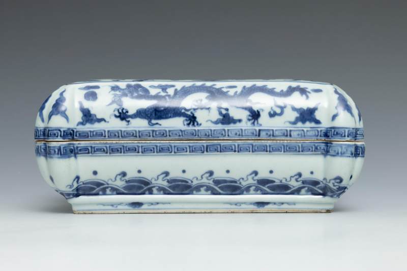 A blue and white 'dragon' pen box and cover, Wanli mark but of later period - 图3