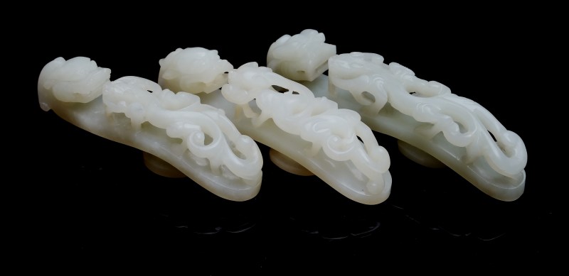 Three large pale celadon jade 'dragon' belt hooks - 图2