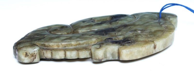 A greyish-green jade dragon-form pendant - 图4