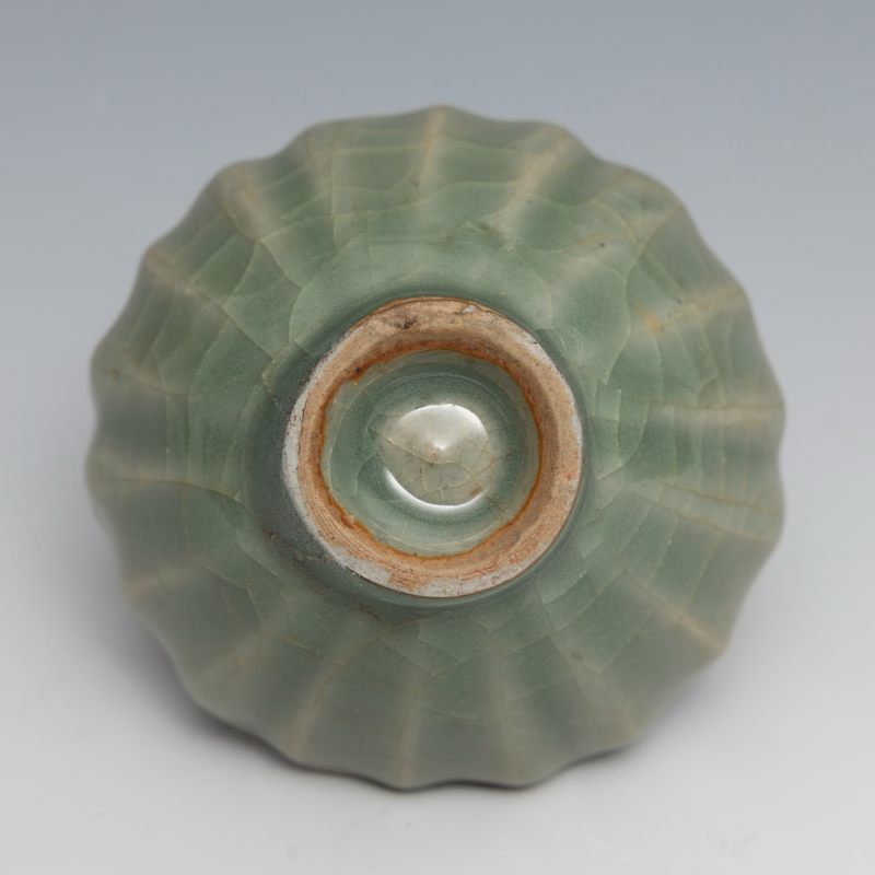 A small celadon 'lotus' cup - 图5