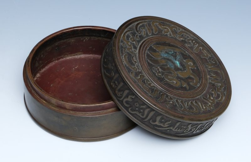 A bronze box and cover with Arabic script - 图3