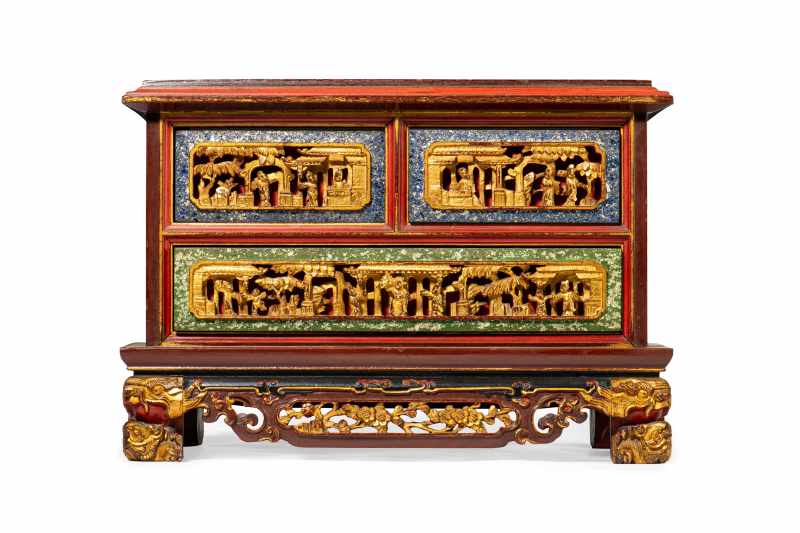 A wooden lacquered and gilded chest of drawers - 图2