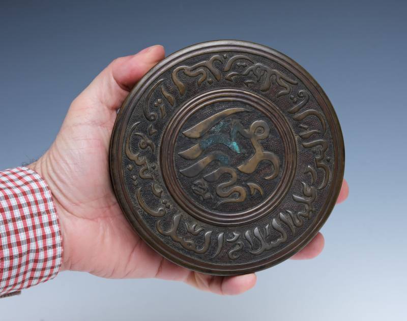 A bronze box and cover with Arabic script - 图6