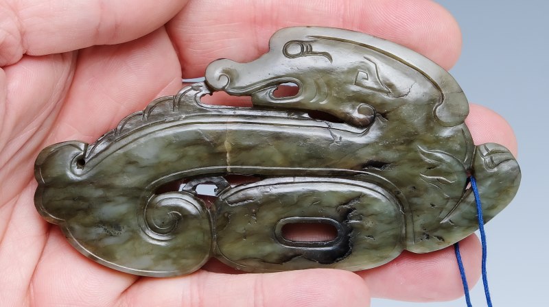 A greyish-green jade dragon-form pendant - 图6